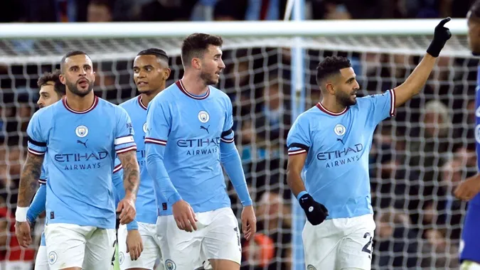 Kyle Walker (trái) vẫn sẽ cùng Man City bay sang châu Á. Ảnh: Internet