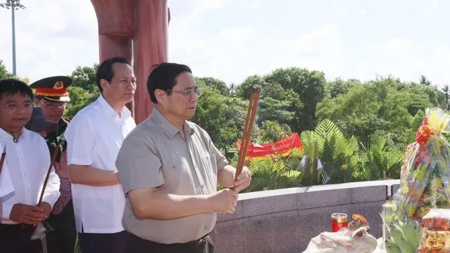 Thủ tướng Phạm Minh Chính dâng hương tưởng niệm các Anh hùng Liệt sỹ Thành Cổ Quảng Trị - Ảnh: TTXVN