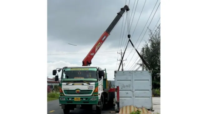 Vụ cẩu thùng container vướng dây điện: hai người thương vong 1