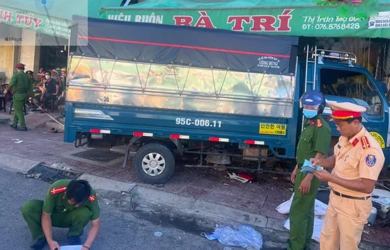 Xe tải tông thẳng vào nhà dân, 2 người tử vong 1