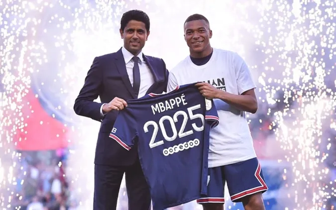 Mbappe công bố gia hạn với PSG trên sân Công viên các hoàng tử. Ảnh: Internet