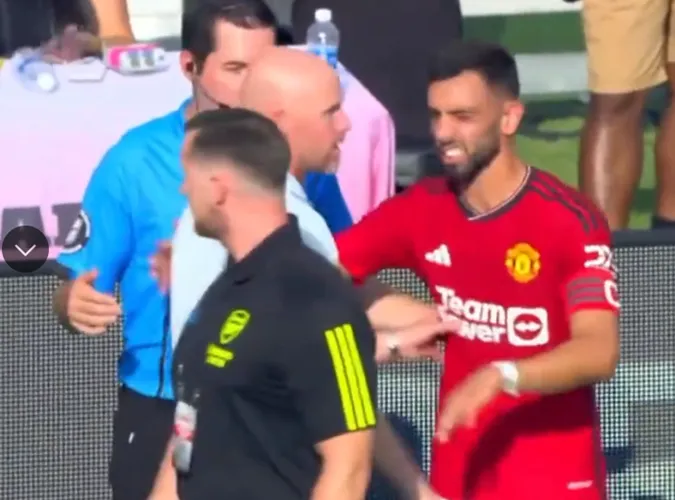 Ten Hag phát cáu vì trọng tài, Bruno tiến đến thể hiện tố chất thủ lĩnh 1