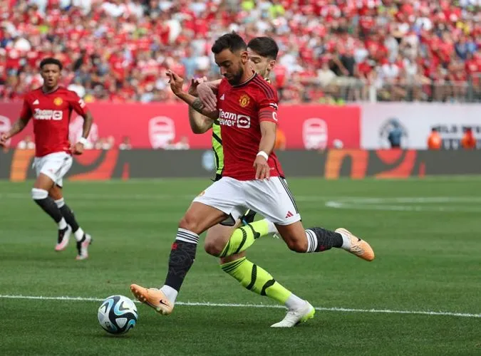 Ten Hag phát cáu vì trọng tài, Bruno tiến đến thể hiện tố chất thủ lĩnh 2