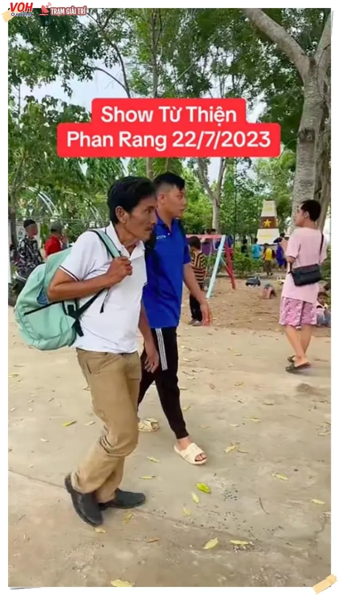 Ông khom lưng bước vào bên trong