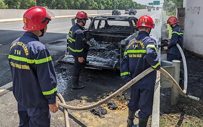 Khói bốc cao khi chiếc ô tô bán tải cháy rụi trên cao tốc 2