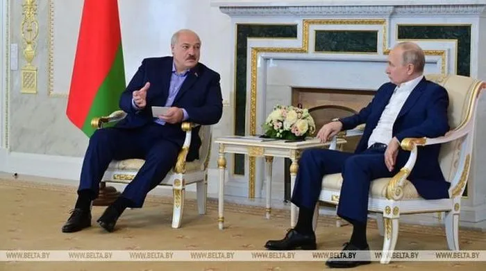 Tổng thống Nga Putin và Tổng thống Belarus Lukashenko gặp nhau hôm 23-7. Ảnh: BelTA