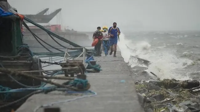 Bão ngoài khơi Philippines có thể mạnh lên thành siêu bão, có vào Biển Đông? 1