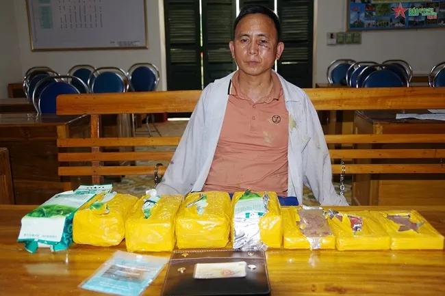 Bắt đối tượng vận chuyển 5kg ma túy đá, 4 bánh heroin 1