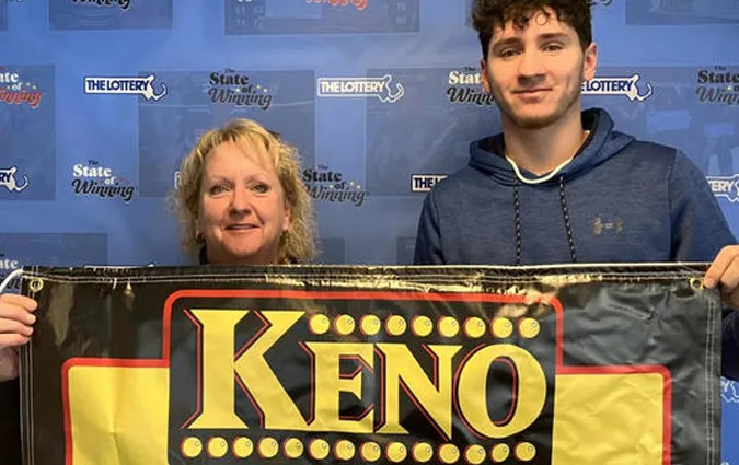 Hai mẹ con thay nhau trúng độc đắc 1