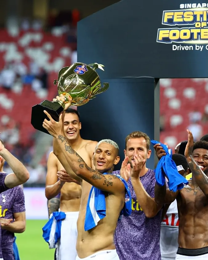 Tottenham nâng cao danh hiệu mới của đội bóng, Tiger Cup. Ảnh: Internet