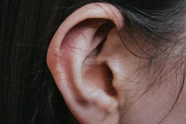 Cô gái thủng màng nhĩ nghi do bạn trai hôn quá nồng nhiệt 1