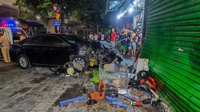 Điểm tin trưa 27/7: Hàng chục ngàn tỉ đồng đổ vào ngân hàng | Ô tô tông 3 người ngồi trên vỉa hè 4