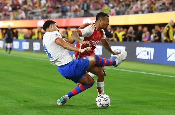 Trung vệ bên phía Barca liên tục vào bóng quyết liệt với cầu thủ Arsenal - Ảnh: Internet