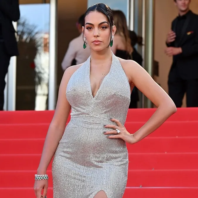 Bạn gái Ronaldo khoe khéo vòng 1 “bốc lửa” khiến CĐV say đắm 6