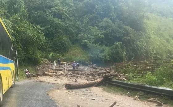 Mưa to gió lớn gây thiệt hại tại nhiều nơi 1