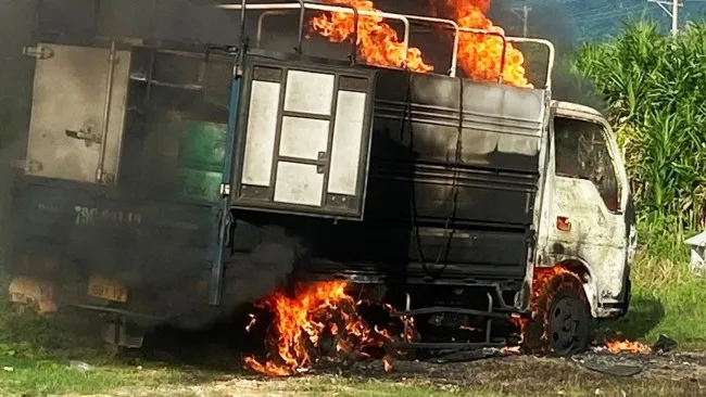 Xe tải bốc cháy làm đứt dây điện, 1 người qua đường thiệt mạng 1