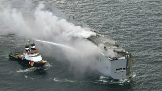 Tàu chở 3.000 ô tô ngoài khơi Hà Lan vẫn âm ỉ cháy 1