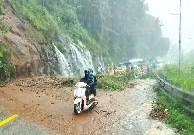 Đèo Bảo Lộc bị sạt lở