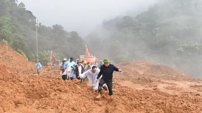 Phó Thủ tướng Trần Lưu Quang trực tiếp kiểm tra, chỉ đạo khắc phục sạt lở đèo Bảo Lộc 1