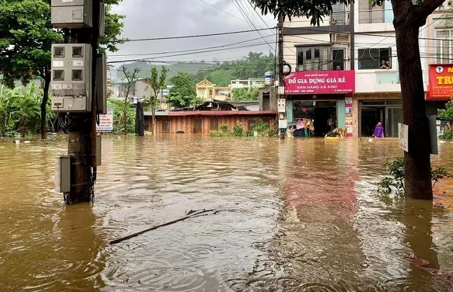 Điểm tin chiều 31/7: 13 người bị thương do mưa, dông lốc | Thị trường bất động sản vẫn trầm lắng 3