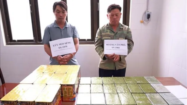 Hà Giang: Bắt 2 đối tượng đang “trao đổi” ba lô chứa 20 bánh heroin 1