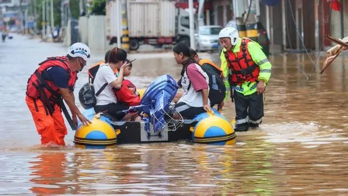 Mưa lớn do bão Doksuri khiến đường phố Bắc Kinh ngập nặng 1