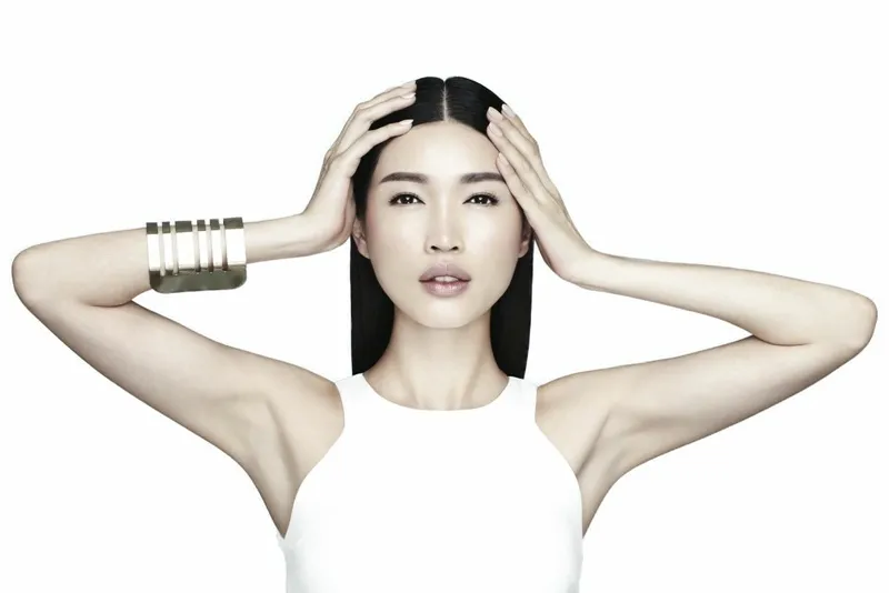 Siêu mẫu quốc tế bị ngã cầu thang đến mức phải phẫu thuật gấp trong đêm 4