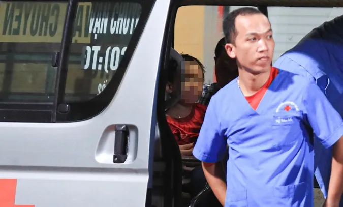 Pháo sáng trên sân Hàng Đẫy làm một CĐV nhí bị bỏng