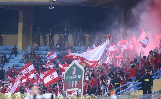 Pháo sáng trên sân Hàng Đẫy làm một CĐV nhí bị bỏng