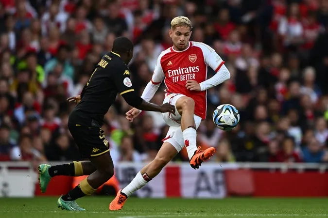 Smith Rowe không tạo nên bất cứ tình huống nguy hiểm nào về phía khung thành AS Monaco - Ảnh: Internet
