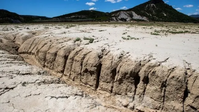Một hồ chứa kho cạn do hạn hán kéo dài. Ảnh: AFP/TTXVN