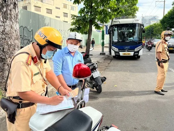 TPHCM: CSGT ra quân xử lý vi phạm xe khách, container 1