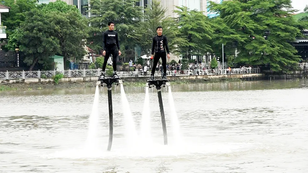 Bay bằng ván phản lực nước - Flyboard