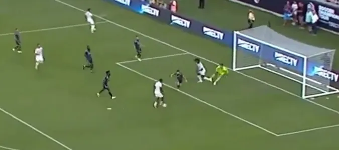 McKennie tung ra đường tạt chìm (cutback) chính xác cho Weah