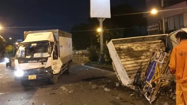 Tài xế xe tải ngủ gật, lao vào ô tô 1