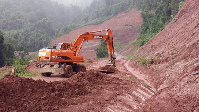 Lai Châu: Mặt đường đứt gãy sau mưa lớn 2