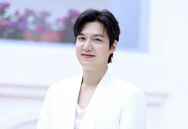 Lee Min Ho gây bất ngờ với gương mặt khác lạ khi dự sự kiện ở Thái Lan - Ảnh: Weibo