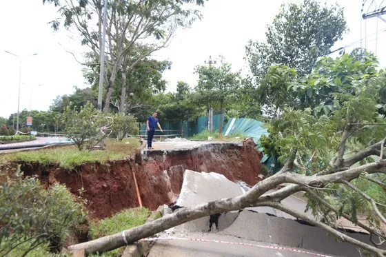 Đến trưa 5-8, điểm sạt lở tại đường Hồ Chí Minh bị sụt lún nghiêm trọng hơn