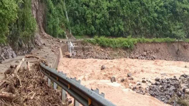 Mưa lớn gây sạt lở đường vào khu vực Nhà máy thủy điện Hồ Bốn, huyện Mù Cang Chải, tỉnh Yên Bái, gây sự cố đường dây 110 kV và trụ sở làm việc của nhà máy - Ảnh: EVNNPC