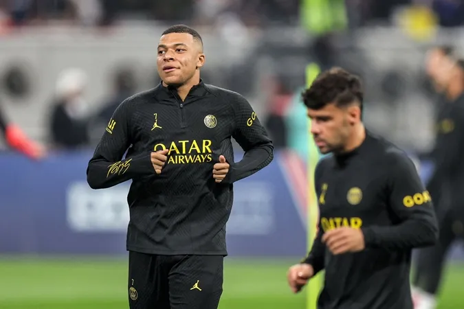 Kylian Mbappe tiếp tục không được tập luyện chung với đội 1 PSG. Ảnh: Internet