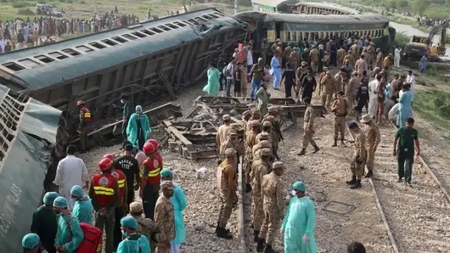 Pakistan: Tàu hỏa trật bánh, hơn 100 người thương vong 1