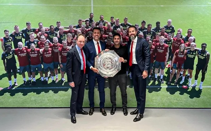 Josh Kroenke chung vui cùng HLV Arteta và ban lãnh đạo Arsenal