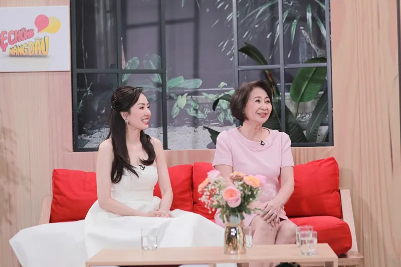 MC Ngọc Khánh khóc nấc xin lỗi mẹ chồng trên sóng truyền hình 2