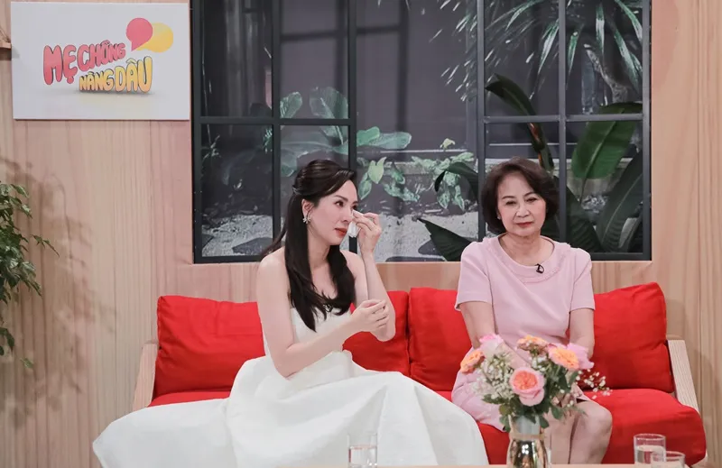 MC Ngọc Khánh khóc nấc xin lỗi mẹ chồng trên sóng truyền hình 4