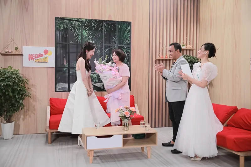 MC Ngọc Khánh khóc nấc xin lỗi mẹ chồng trên sóng truyền hình 5