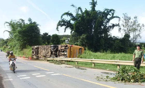 Kon Tum: Xe khách tông xe máy đang dừng, 5 người thương vong 1