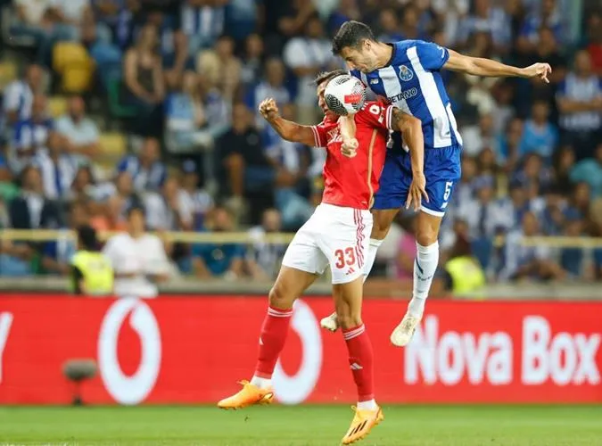 12 thẻ vàng, 2 thẻ đỏ: Di Maria làm thơ trong trận hỗn chiến giữa Benfica vs FC Porto 1