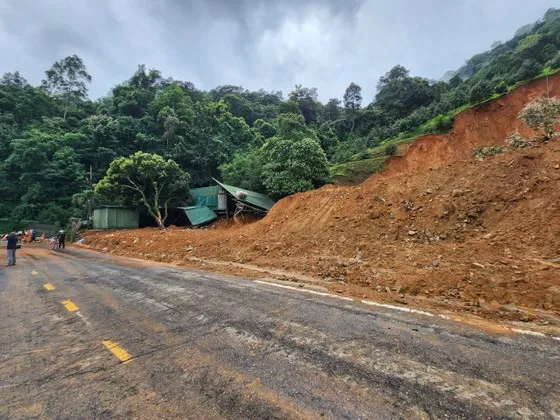 Đà Lạt: Kiểm tra công trình, nhà riêng lẻ sát vách núi, suối có nguy cơ sạt lở cao 1