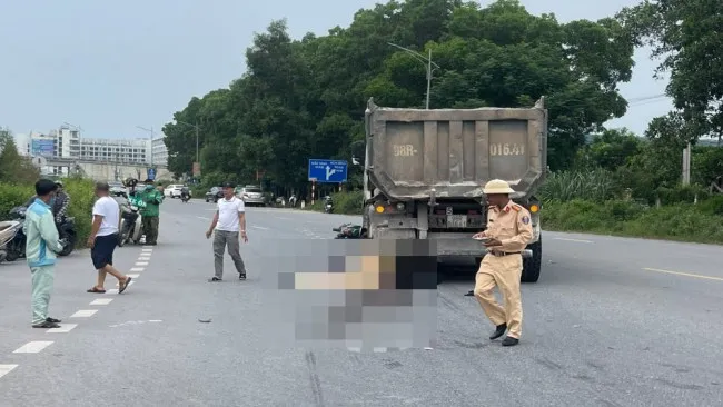 Tai nạn giao thông hôm nay 10/8: Xe tải mất lái tông sập nhà dân 2