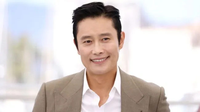 Lee Byung Hun “hết hồn” với biểu cảm của chính mình trong phim mới Concrete Utopia 3